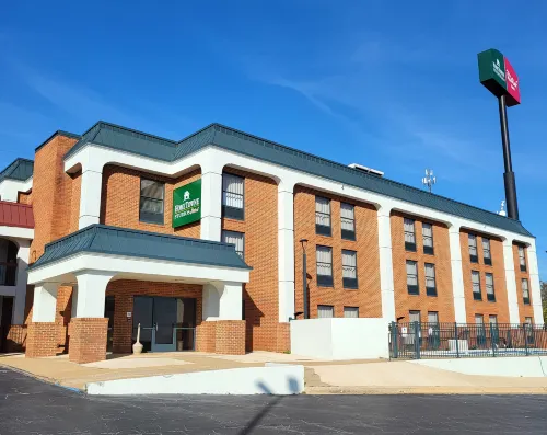 HomeTowne Studios Prattville فنادق في Millbrook
