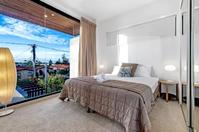 Luxico Wanderlust (heated pool) Hotels near Broadbeach Library