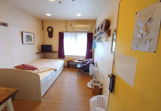 [게스트 하우스의 편안한 침대]