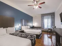 La Quinta Inn & Suites by Wyndham Kingwood Houston IAH Airpt Hotels in Kingwood
