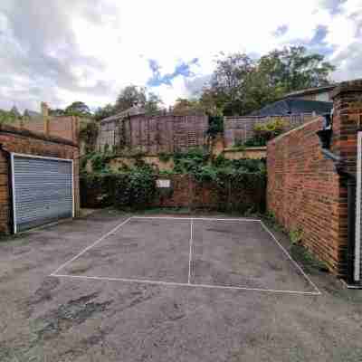 Millmead Apartment in Central Guildford with Parking Others