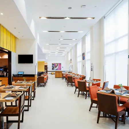 Fairfield by Marriott Ahmedabad Отели рядом с достопримечательностью «Торговый центр Alpha One»