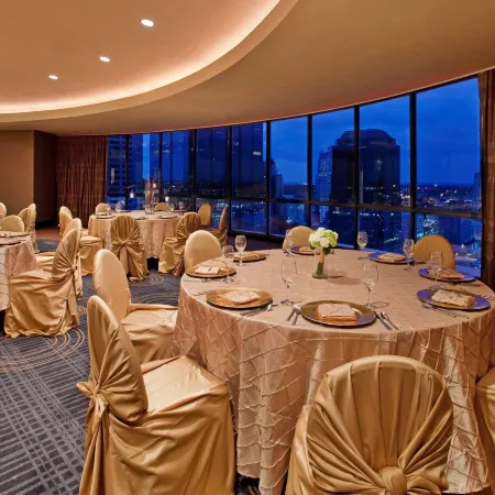 Crowne Plaza KANSAS CITY DOWNTOWN by IHG Отели рядом с Международный аэропорт Канзас-Сити