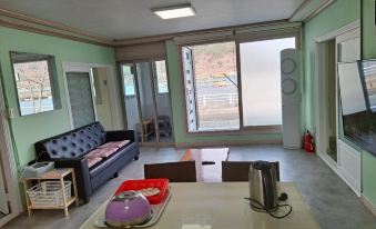 Tongyeong Pied Piper Pension (Saryangdo)