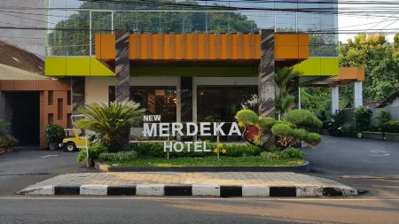 Hotel New Merdeka Pati Отели в г. Pati Regency