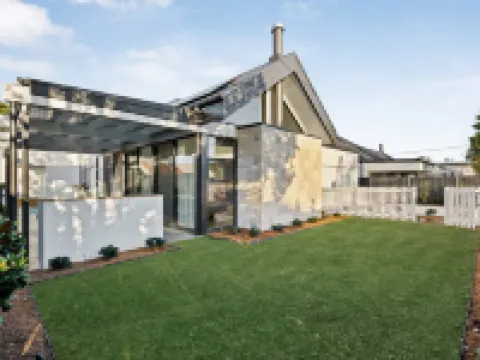 Maple on Edward, Berry - by Linnaeus Collection โรงแรมในBerry