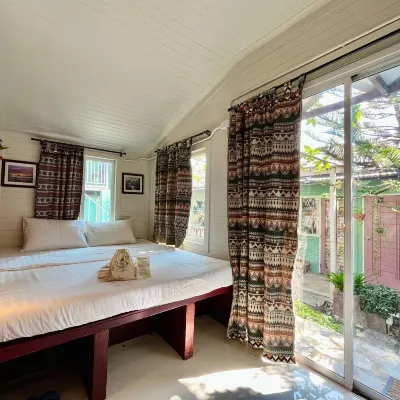กระท่อมสาธุ Garden Cottage ที่พักใจกลางย่านเก่าโพธาราม (ย่านถนนน่าเดิน) โรงแรมใกล้สถานีรถไฟโพธาราม