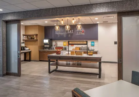 Hampton Inn by Hilton Hastings Отели в г. Adams County