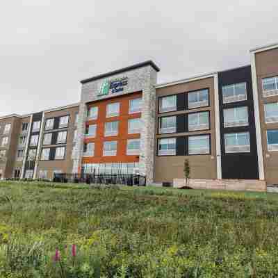 Holiday Inn Express & Suites WELLAND by IHG Hotel Exterior