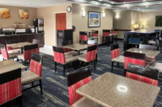 Comfort Inn & Suites Jackson North Hoteles en Municipio de Blackman