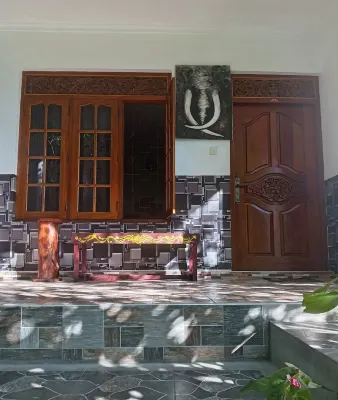 Toropi Homestay Hotel berhampiran Sri Lankathilake Rajamaha Viharaya