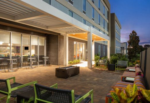 3. 홈2 스위트 바..