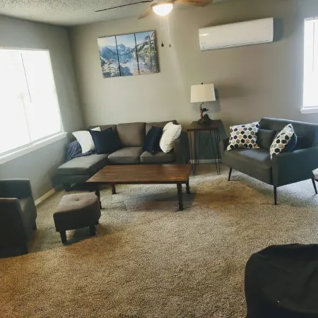 Serenity's Sanctuary in this quiet, peaceful 2 bdr 1 bath bungalow. Pet friendly Отели в г. Кушинг