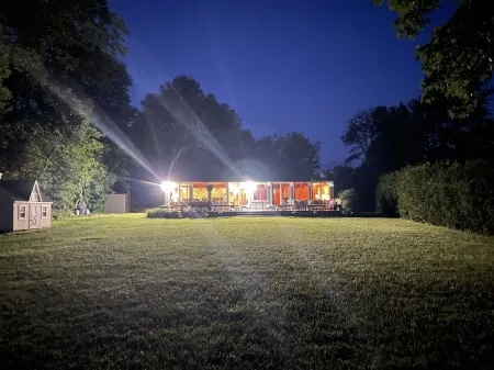 Heros Hideaway, private 1acre flat grassy yard, majestic sunsets