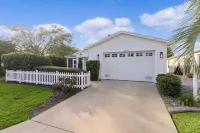 Updated 2 bedroom house The Villages, Walk to pool, 2 miles to SQ, Pet friendly