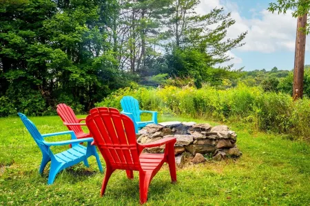 Fire Pit & Grill, Movie Room, Workspace, A/C, Pets