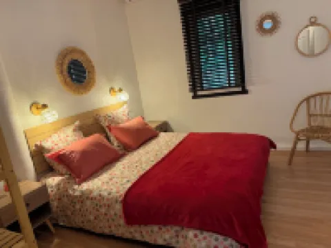 Authentic Luberon, Lodge-Style House in the Heart of Nature 卡瓦永酒店