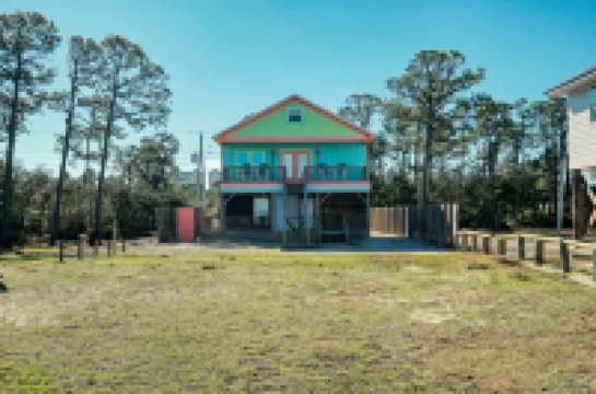 Bayfront Vacation! Enjoy amazing sunsets, wildlife viewing, and fishing.