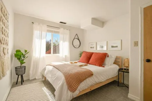 Modern walk-out apartment centrally located in COS!