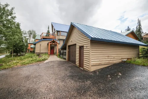 Mountain Cabin w/VIEWS in Brian Head, Utah! Fun to be had Winter, Summer & Fall!