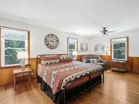 Downtown Helen House on 4 acres adjoining Unicoi State Park. Hikers Paradise!!!