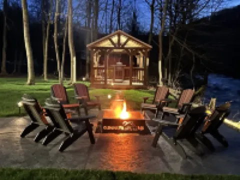 Gone Fishing cabin- family-friendly, riverfront & minutes from East Branch Lake.