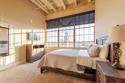 Luxurious Downtown Condo w/ Panoramic City Views and Free Secure Onsite Parking. فنادق في 