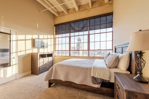Luxurious Downtown Condo w/ Panoramic City Views and Free Secure Onsite Parking.