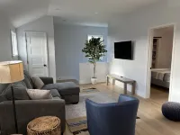 Brand New, Modern and Cozy 1 bedroom, 1 bath cottage! Secluded and convenient.