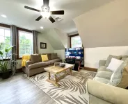 Safe & Trendy Historic Midtown 3rd Floor Riverview Apartment