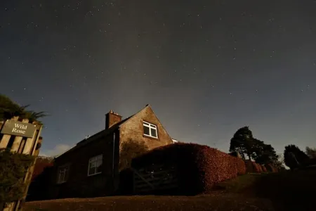 Wild Rose in Rural Location with Lovely Views on a Working Farm with Walks Отели в г. Джедбург