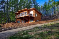 Water Views from this New Northwest Modern Home w/ Hot Tub Summit Learning Center附近的飯店