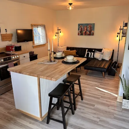 Downtown Bozeman Bungalow, pet friendly with private fenced yard