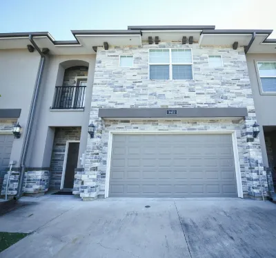 Beautifully furnished townhome! Spacious Aggie retreat!