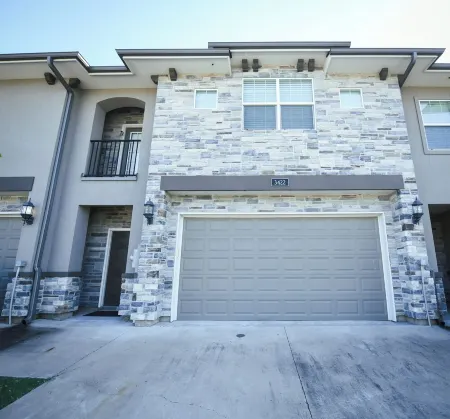 Beautifully furnished townhome! Spacious Aggie retreat! Отели в г. Бразос