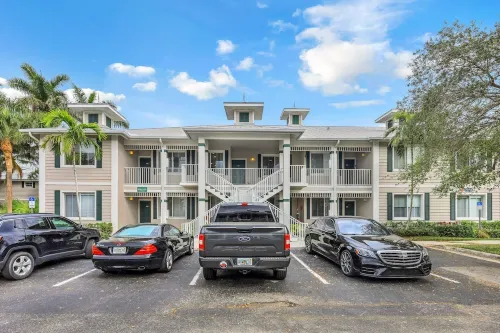 NAPLES RETREAT REMODELED, 2 KING SUITES, POOL, TENNIS, GYM,10 MIN TO BEACH