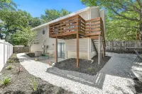 Stylish modern 4/3 family home in Overland Park
