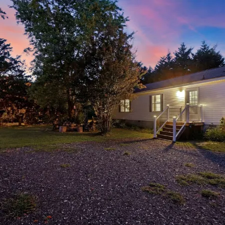 Captain's Cottage- Walking distance to beach, 10 Mins to DE Turf
