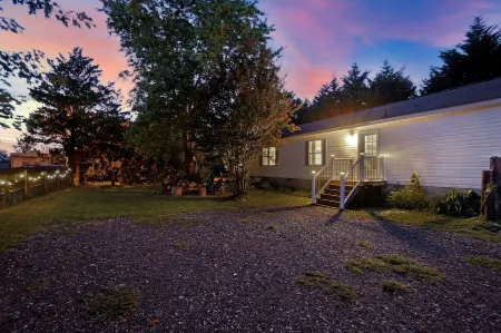 Captain's Cottage- Walking distance to beach, 10 Mins to DE Turf