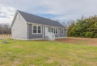 Coastal Cottage 15 Minutes to Lewes Beach + Bike Trail Access. Hotel dekat Screams at the Beach