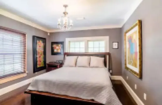 2Br w/Indoor Jacuzzi, and Only One Block from Downtown! the Art House