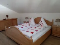 Bright, comfortable and tastefully furnished DG apartment with south-facing balcony فنادق في Hausham