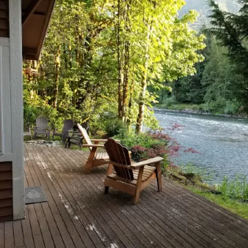 Cozy cabin on the river near Stevens Pass. Pet friendly with lots of amenities