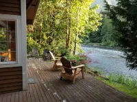 Cozy cabin on the river near Stevens Pass. Pet friendly with lots of amenities Hotel a Baring