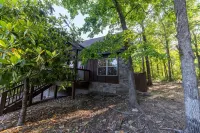 Relaxing, quiet cabin with jacuzzi, arcade and golf