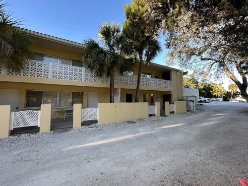 Cozy Condo- 5 min walk to Siesta Key Beach,on Sarasota Bay,heated pool!