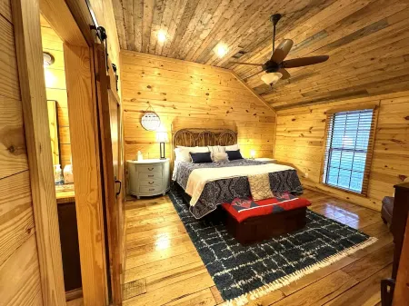 Peaceful guest house just 10 miles from the charming Oxford Square.