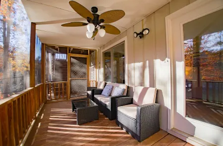 Lakefront Norris Lake house. Dock, Minimal Stairs. Close to I-75, Jacksboro, TN