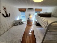 Wet Feet Retreat! Lake front cabin in quiet cove.