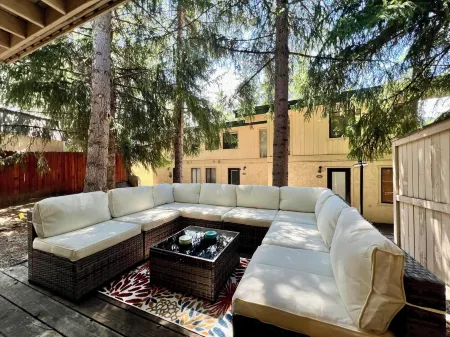 Quaint 2-Bedroom Condo, Short Walk to Downtown Ketchum, Near River Run Ski Lodge